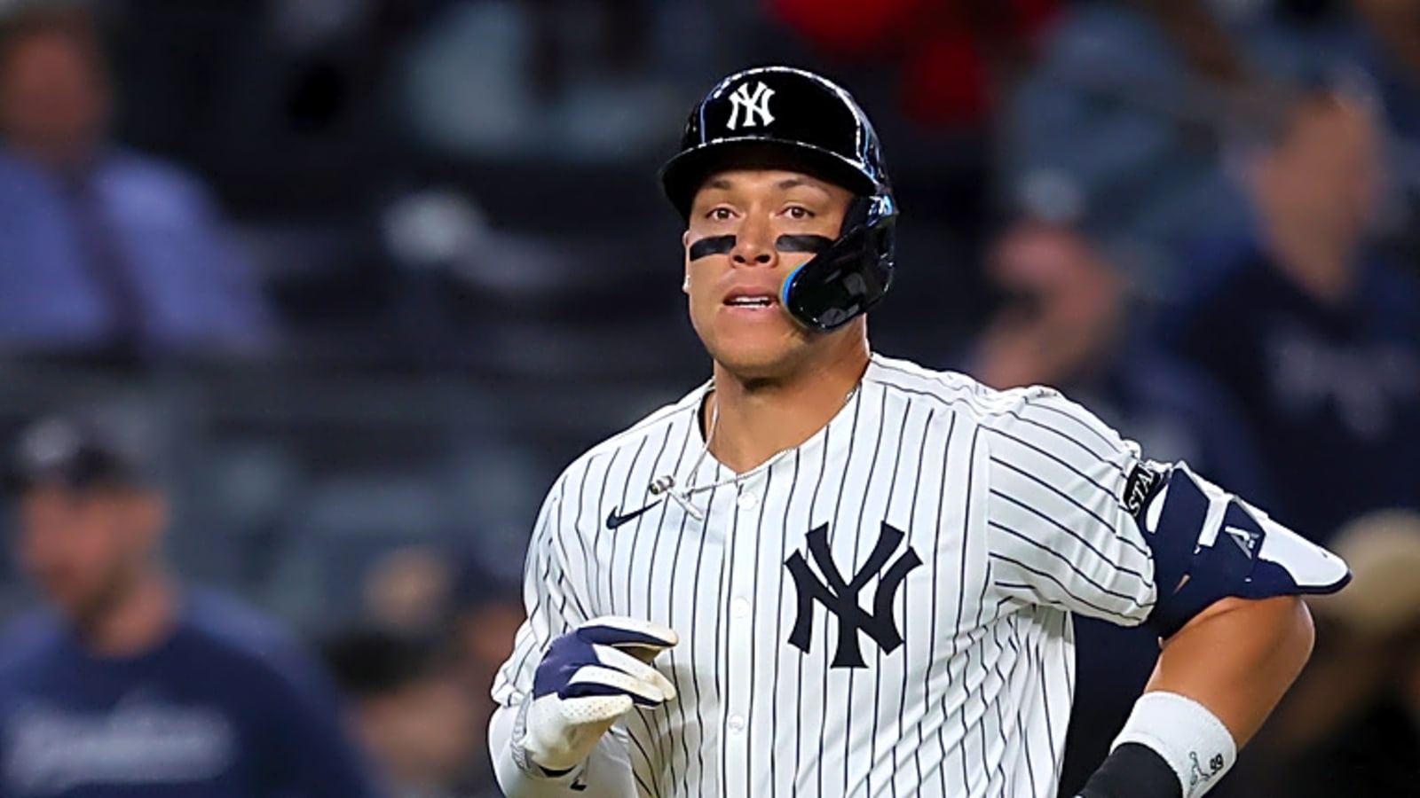 Watch: Aaron Judge keeps pace in HR race in Yankees win 