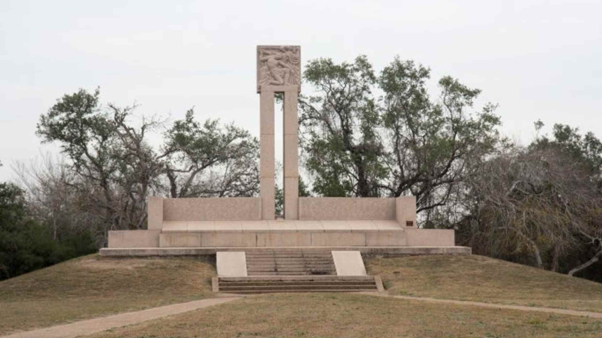 Monument marking the graves of the victims of the Goliad Massacre.