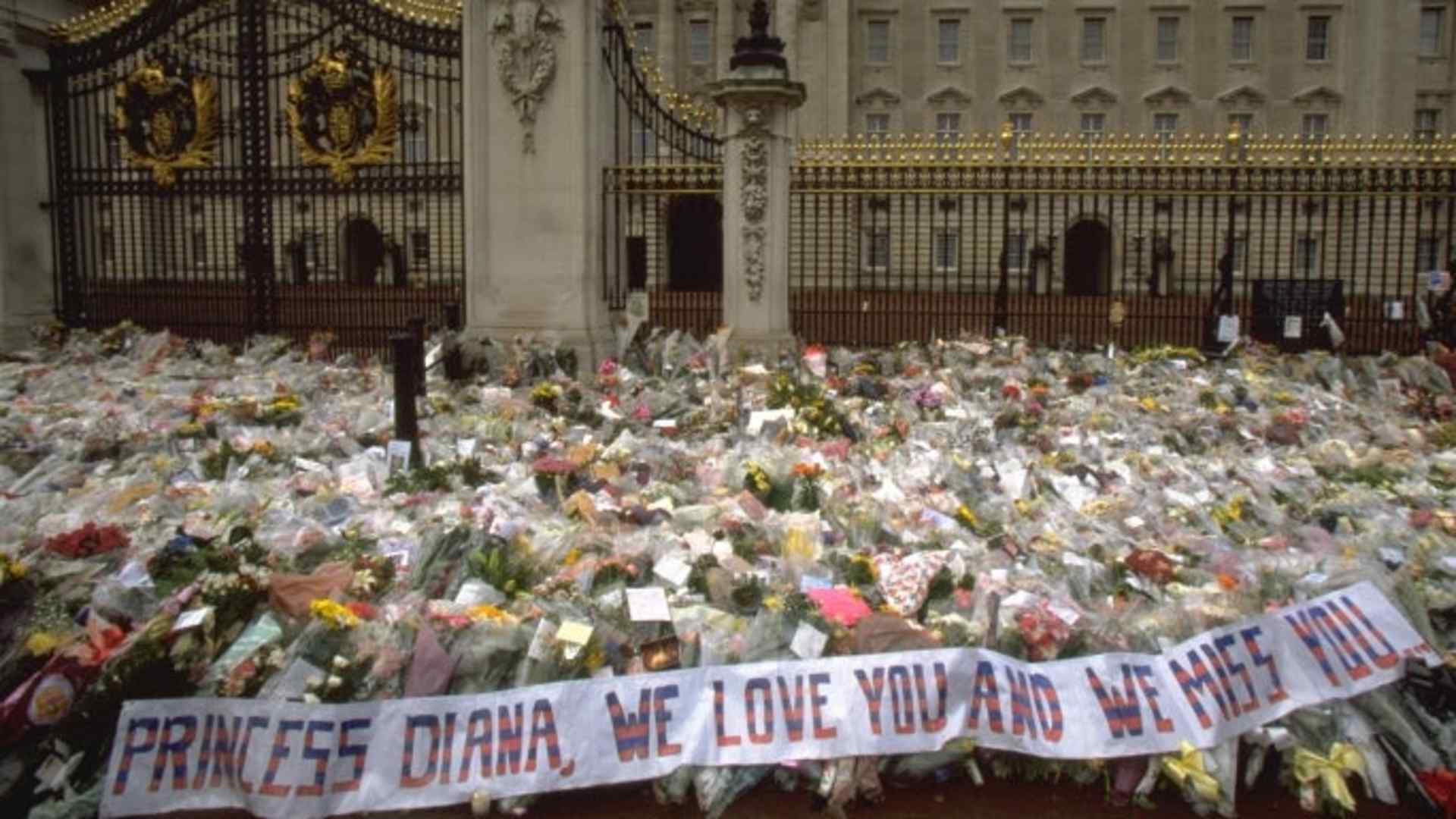 A sea of flowers in front of Buckingham Palace bear witness to Lady Diana's great popularity. (Credit: Jon Jones/Sygma/Sygma via Getty Images)