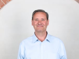 Gary Reck, stehend vor einer Wand, ernannt als neuer Chief Product and Technology Officer