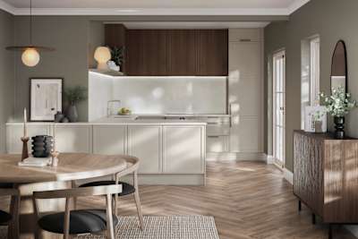 Modern Shaker kitchen Brunswick in light shade Limestone with Nordic Oak wall cabinets,combination of handleless fronts and oak handles, worktop and matching splashback in Silestone quartz Nolita, open plan living room layout with light wood dining table and sideboard.