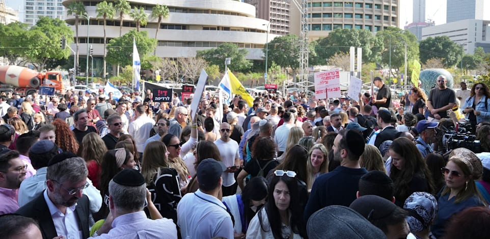 הפגנת תמיכה בפלדשטיין מחוץ לבית המשפט המחוזי / צילום: כדיה לוי