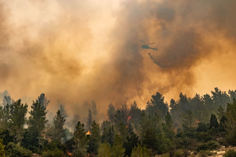 Firefighters try to extinguish a fire which broke out near moshav Eshtaol. April 23, 2025. (Photo: Chaim Goldberg/Flash90)