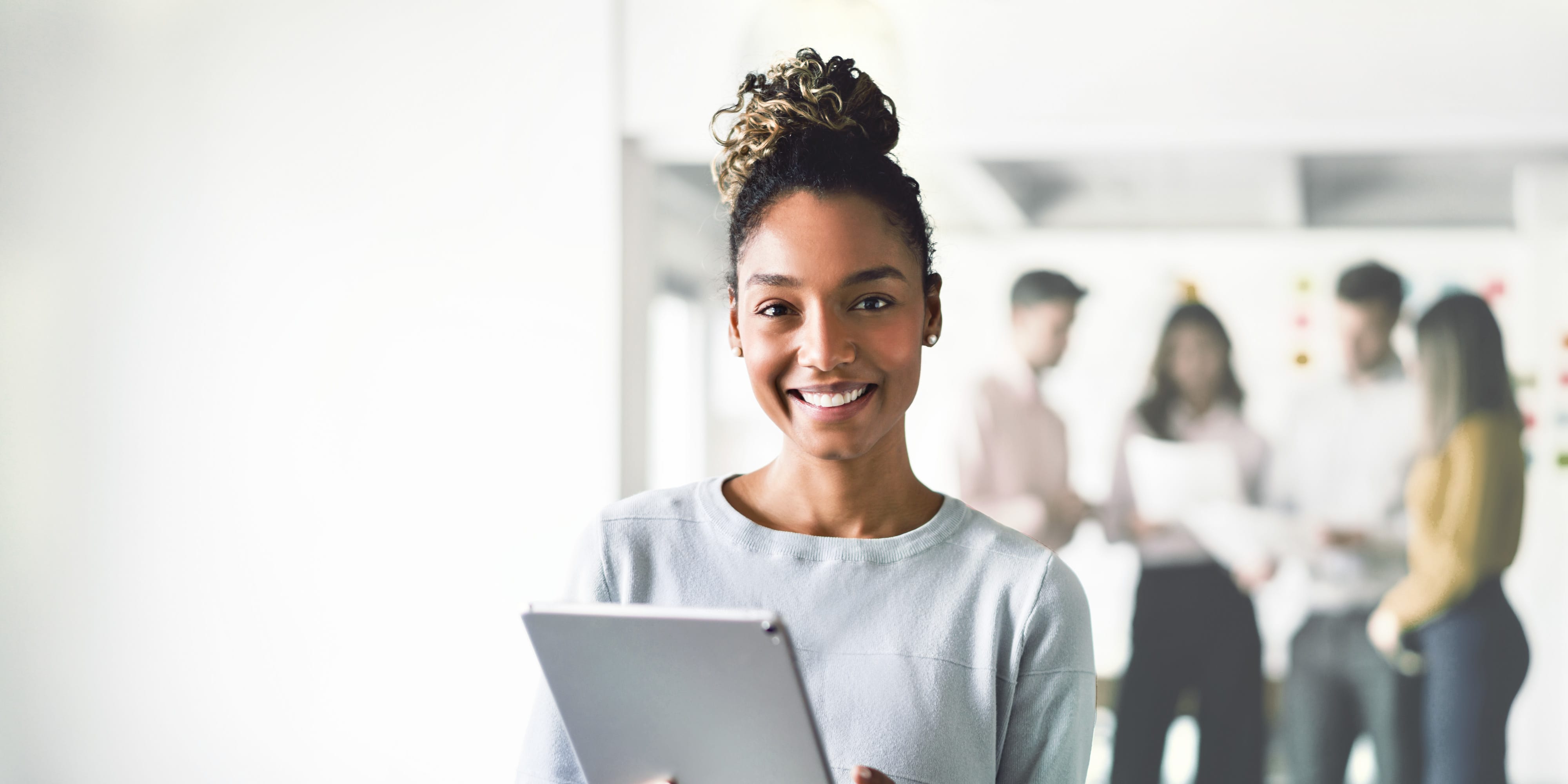 Titelbild für Studiengangseite "duales Studium Personalmanagement": Frau mit Tablet in Büro