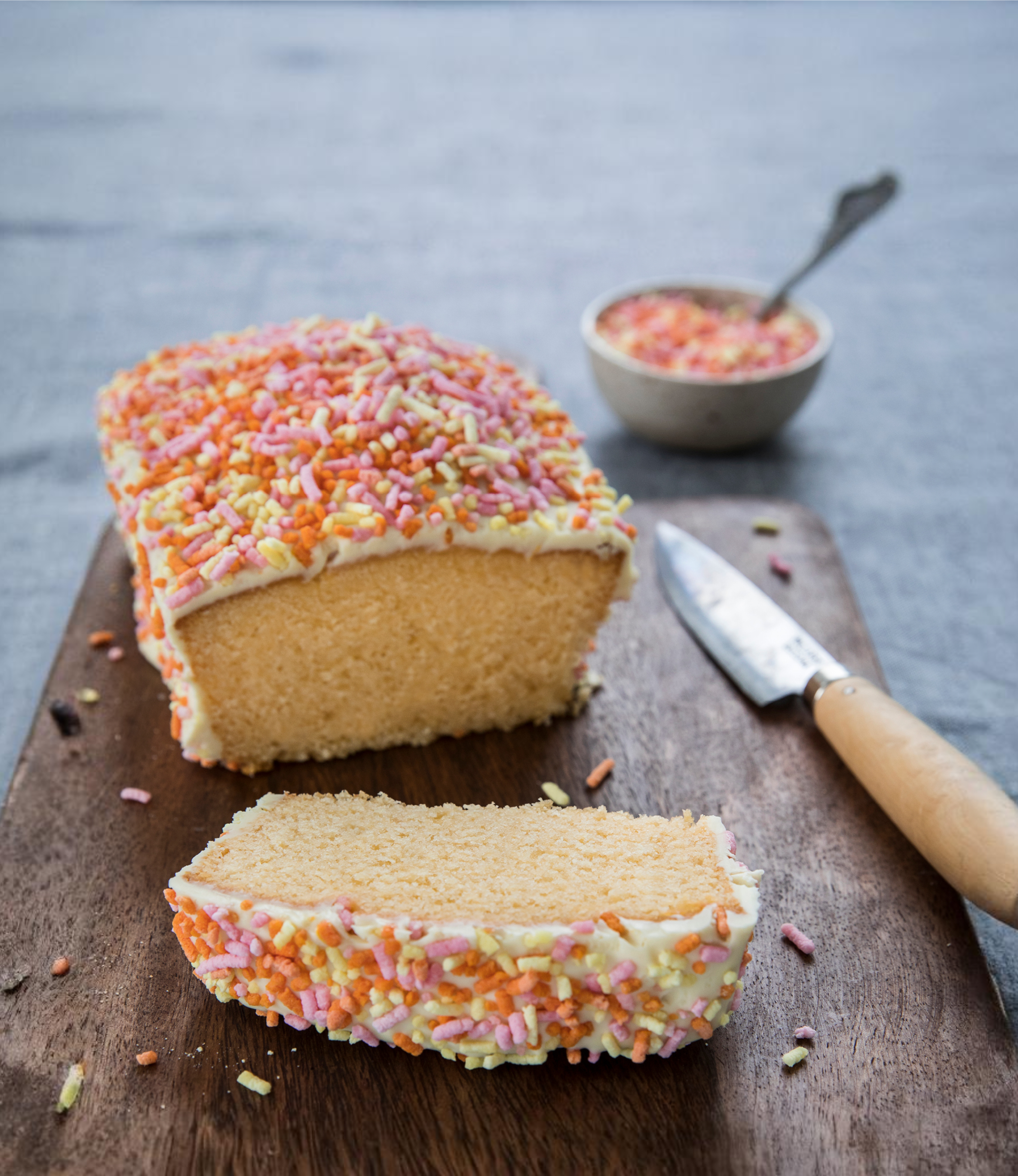Funfetti cake met witte chocolade en vruchtenhagel