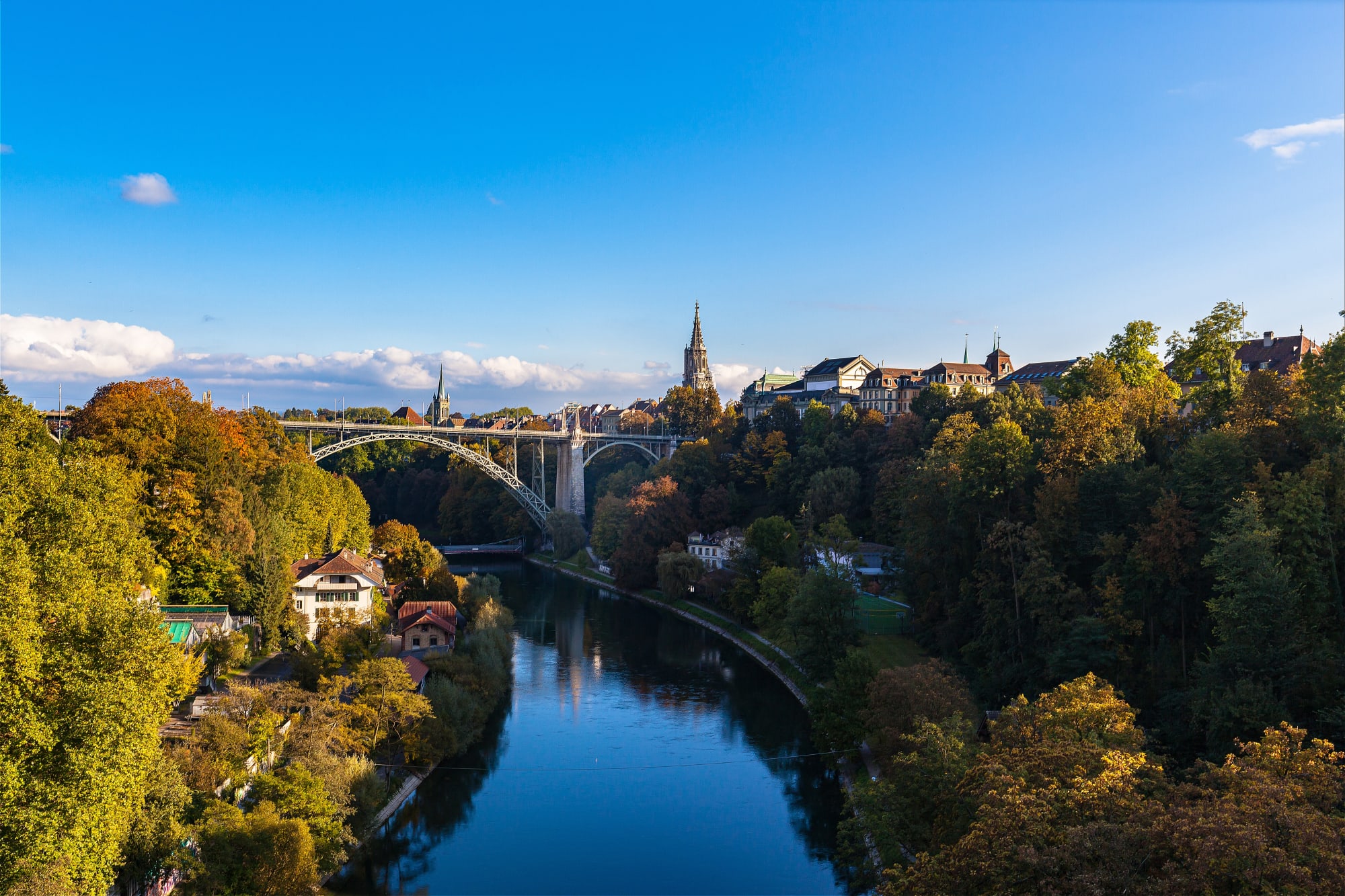 Aare und in der Ferne eine Brücke und Dächer der Stadt Bern